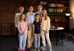 Lærer og fem elever i ulike aldre.